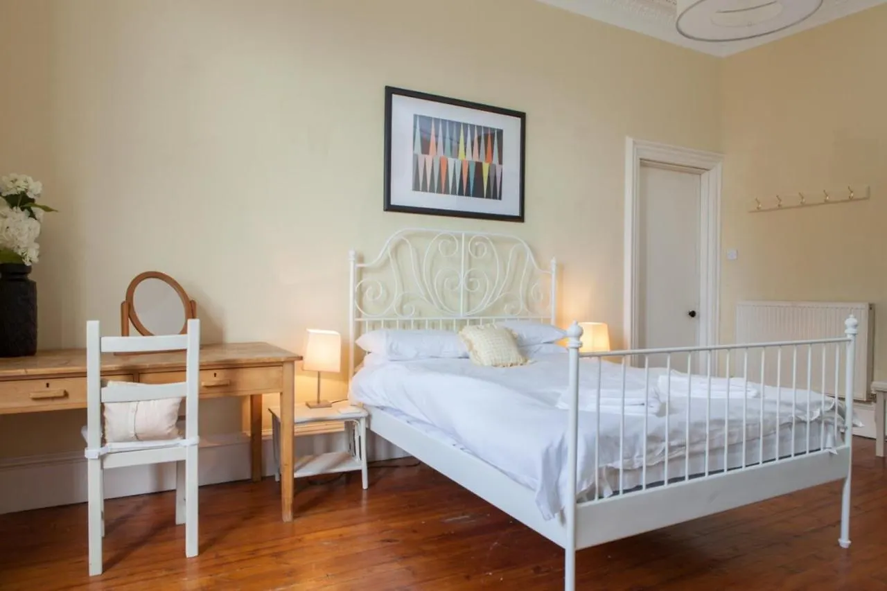 Amazing 4 Bedroom Apartment Just Off The Meadows Edinburgh