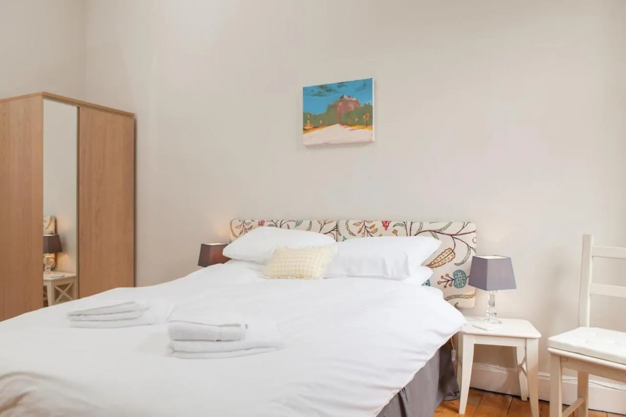 Amazing 4 Bedroom Apartment Just Off The Meadows Edinburgh