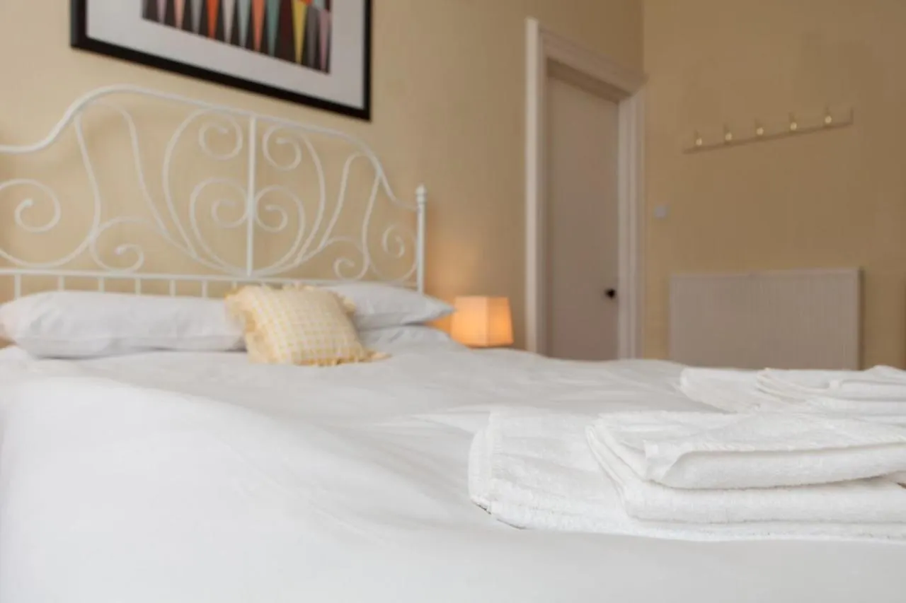 Amazing 4 Bedroom Apartment Just Off The Meadows Edinburgh