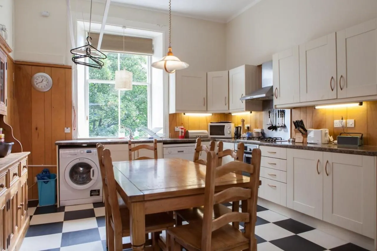Amazing 4 Bedroom Apartment Just Off The Meadows Edinburgh