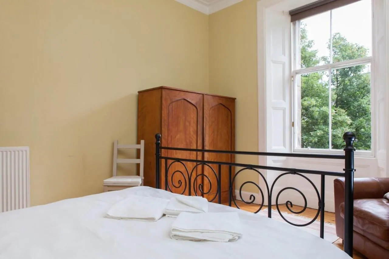 Amazing 4 Bedroom Apartment Just Off The Meadows Edinburgh